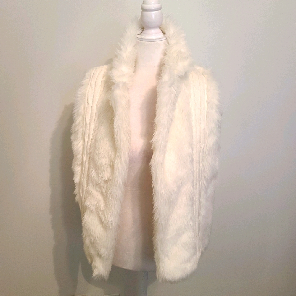 NWOT XOXO FAUX FUR VEST